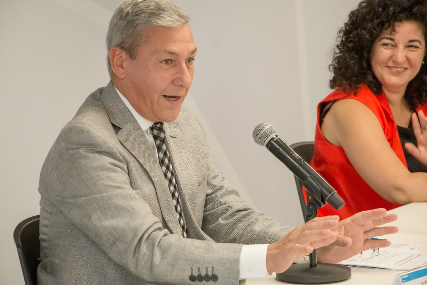 Alberto Sette, Subdirector Nacional de NIC Argentina, junto a Andrea Gonzalez, Subdirectora Nacional del Boletín Oficial. (Fotografía Fuente FOBORA)