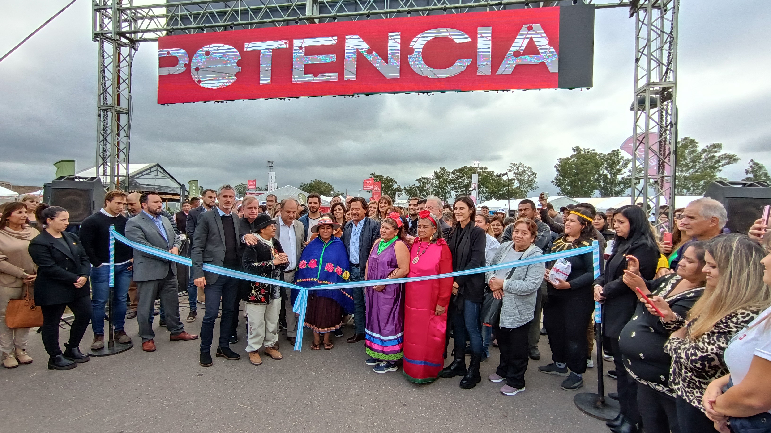 Funcionarios cortan la cinta inaugural de la feria Potencia 2023