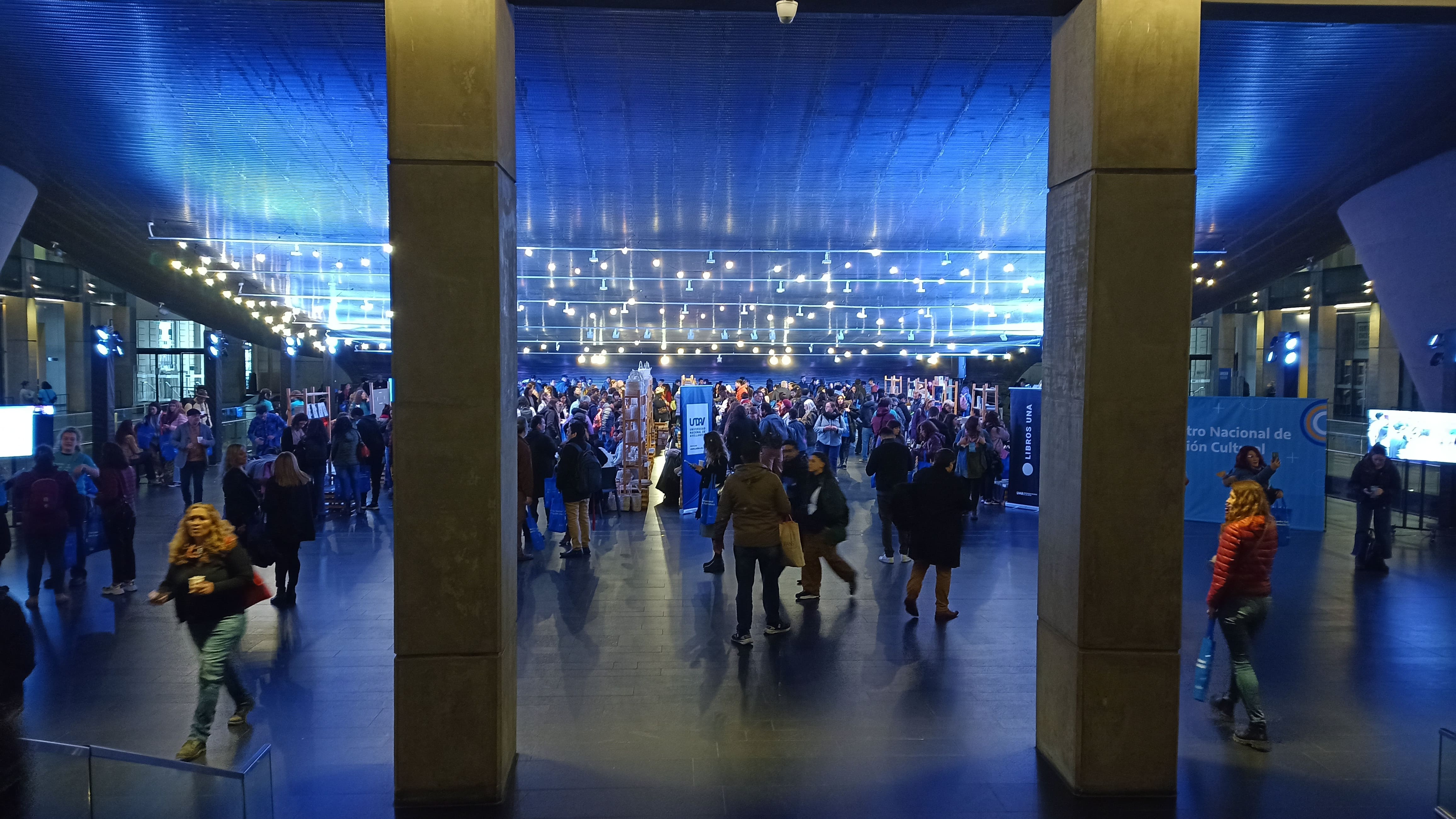 Panorámica donde se ve mucha gente en el evento en el Centro Cultural Kichner