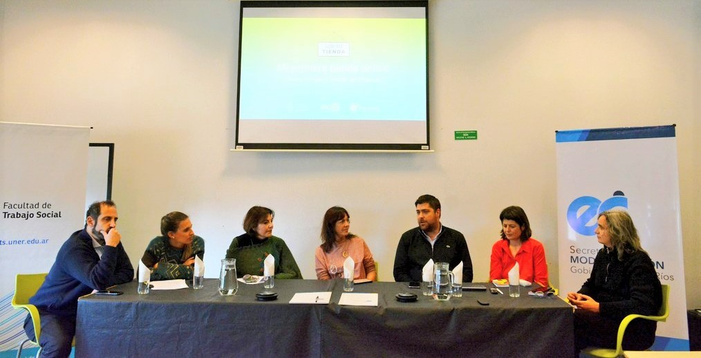 Panel con autoridades presentando el programa soy tu tienda.