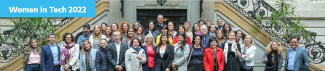 Women in Tech 2022. Foto de mujeres y hombres reunidos en una convención internacional.