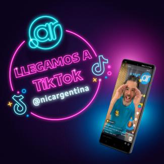 Celular con imagen de TikTok Llegamos a TikTok