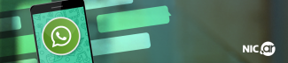 celular que tiene en la pantalla un chat de whatsapp con el ícono celular que tiene en la pantalla un chat de whatsapp con el ícono