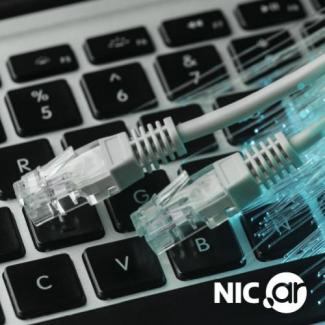Cables de red conectados a una computadora